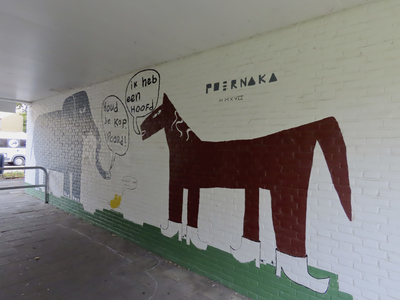 902655 Afbeelding van een muurschildering van 'Poernaka' uit 2017, in de poort naar het Academie Instituut ...